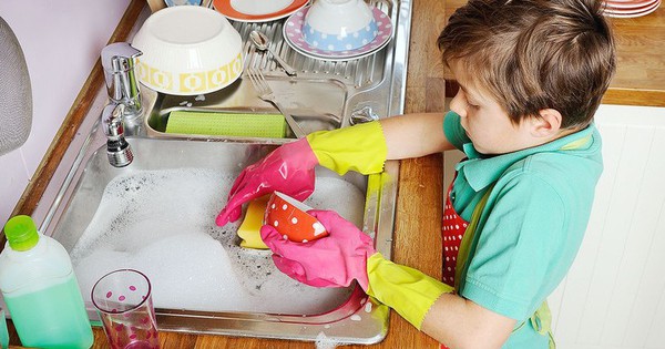 Bắt trẻ làm việc nhà quá sức ảnh hưởng đến việc học, vui chơi bị phạt tới 30 triệu đồng