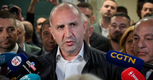 Cựu Tổng thống Bulgaria Rumen Radev trên đà thắng lớn trong cuộc bầu cử mang tính bước ngoặt