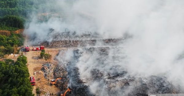 Bãi rác cháy âm ỉ nhiều ngày, khói độc 