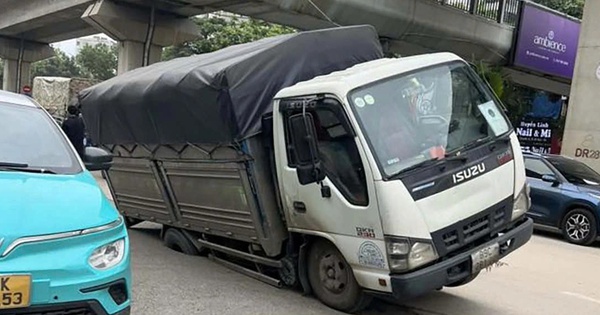 Bánh xe tải sụt hố 