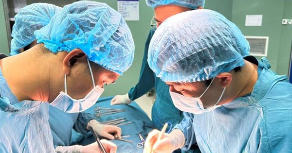 Bé gái 7 tuổi mệt mỏi, da xanh: Biết sự thật gia đình không khỏi rùng mình