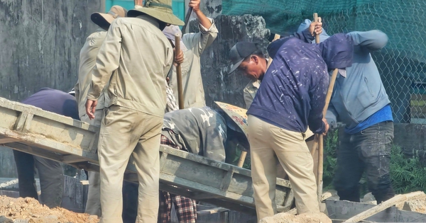 “Chạy nước rút” hoàn thiện đường dẫn lên cầu vượt cửa biển dài nhất miền Trung