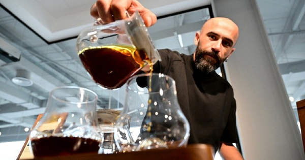 Ly cà phê đắt nhất thế giới 25 triệu đồng có gì đặc biệt?