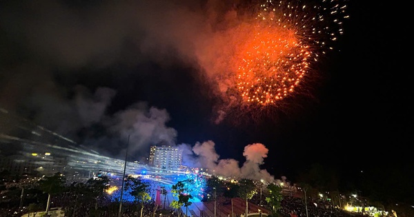 Màn pháo hoa đẹp mắt tại lễ hội khai trương du lịch biển Sầm Sơn 2026