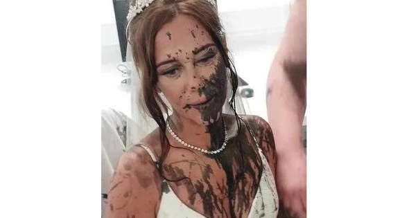 Người phụ nữ bị chị dâu tạt sơn đen ngay trong đám cưới