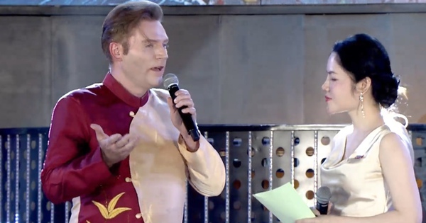 Thích thú tiết mục dân ca Ví Giặm của chàng tây trong đêm khai trương du lịch biển Hà Tĩnh