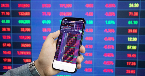 VN-Index áp sát đỉnh 1.900 điểm, dòng tiền phân hóa mạnh: Nên giải ngân hay giữ tiền?