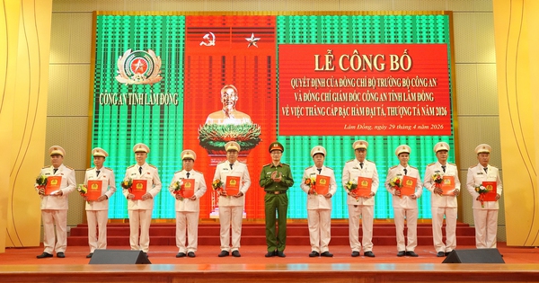 Thăng cấp bậc hàm cho 98 cán bộ chủ chốt Công an Lâm Đồng