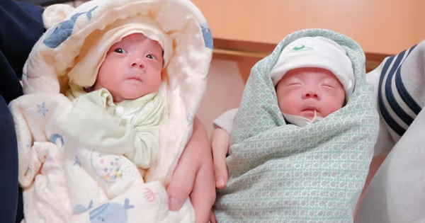 Hành trình kỳ diệu giành lại sự sống cho cặp song sinh sinh non 900 gram