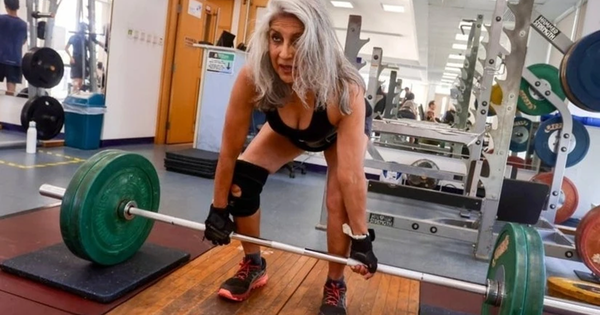 Cụ bà U70 vẫn nâng tạ mỗi ngày nhờ thói quen độc lạ có 