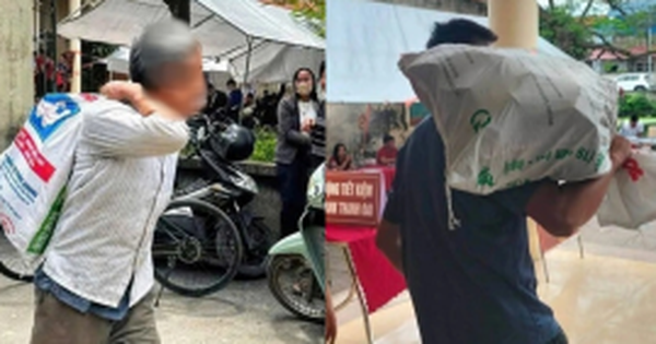 Người dân vác bao tải đi đựng tiền đền bù đất siêu dự án Olympic