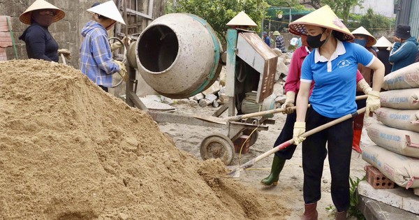 Tình người ấm áp nơi miền Trung: Chung tay dựng nhà cho người khó khăn