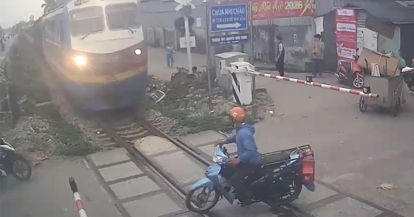 Tài xế xe máy cố tình vượt qua đường ray và cái kết thót tim