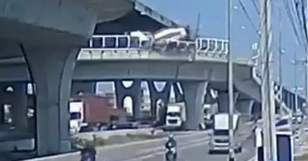 Xe trộn xi măng lao khỏi cầu vượt, rơi xuống đất khi đang vào cua