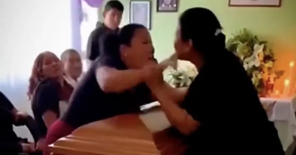 Hai người phụ nữ lao vào ẩu đả dữ dội ngay giữa đám tang