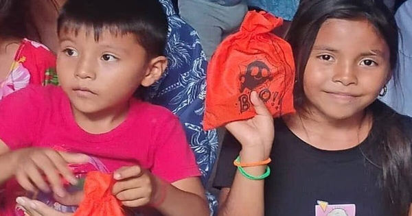 Bố mẹ ra ngoài 20 phút, 2 chị em chơi trốn tìm tử vong trong tủ đông