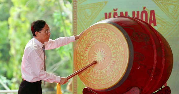 Dòng người đổ về Đền Bà Triệu giữa nắng nóng, tưởng nhớ nữ anh hùng dân tộc