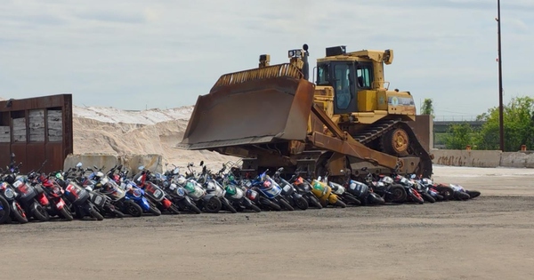200 chiếc xe máy vi phạm bị máy ủi nghiền nát