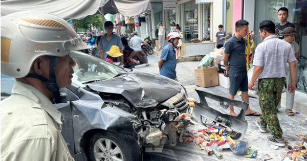 Ô tô bốc cháy ngùn ngụt giữa đường, tài xế mắc kẹt được giải cứu trong gang tấc