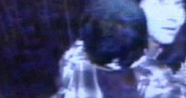 Mẹ ôm con gái vào thang máy rồi biến mất bí ẩn suốt 18 năm