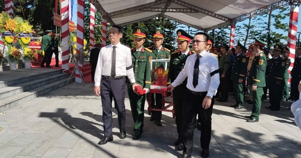Trang trọng lễ đón hài cốt liệt sĩ quân tình nguyện Việt Nam hy sinh tại Lào về nước
