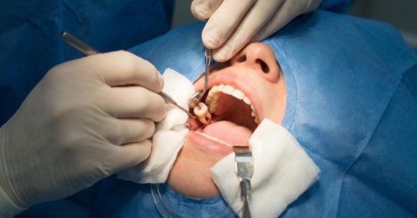 Bác sĩ nhổ nhầm răng, người phụ nữ gây náo loạn bệnh viện