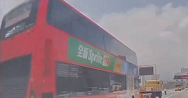 Xe buýt đâm vào xe bảo dưỡng đường cao tốc, 24 người bị thương