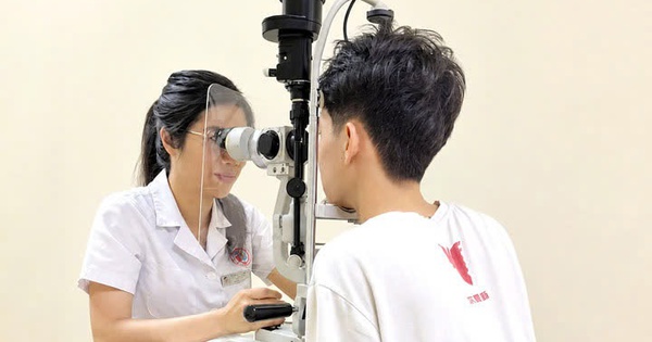 Bị quả bóng đập vào mắt, thiếu niên 15 tuổi nhập viện cấp cứu