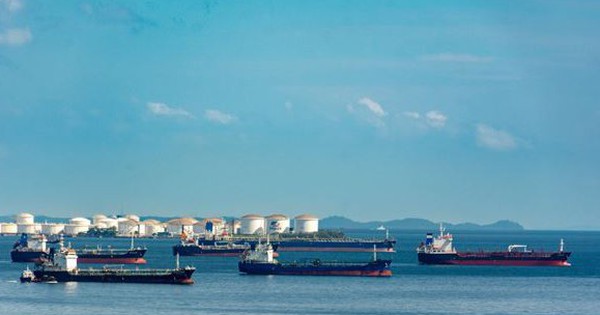 Tàu chở dầu bị hư hại sau vụ nổ gần eo biển Hormuz, vài giờ sau đòn không kích của Mỹ vào Iran
