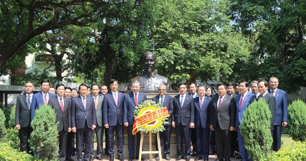 Tổng Bí thư, Chủ tịch nước Tô Lâm đặt vòng hoa tại tượng Bác Hồ ở Ấn Độ