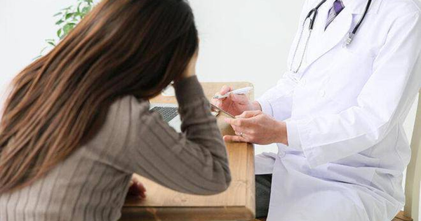Luôn cảm thấy ngứa, cô gái trẻ 