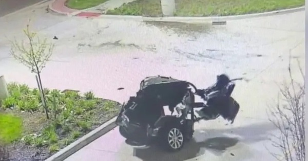 Ô tô vỡ làm đôi sau va chạm, nữ tài xế sống sót khó tin