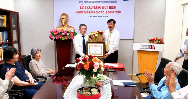 Trao Huy hiệu 45 năm tuổi Đảng cho Luật gia Lê Đông Triều