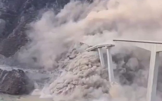 Sập cầu khổng lồ cao 172 mét sau vài tháng khánh thành