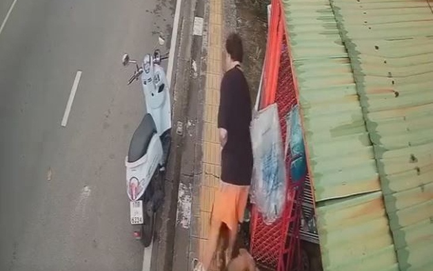 Người đàn ông có hành động lạ trước khi trộm xe máy