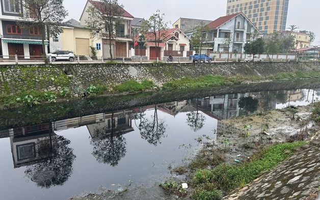 Nghệ An: Kênh Bắc “đen như mực”, người dân khổ sở sống chung với ô nhiễm