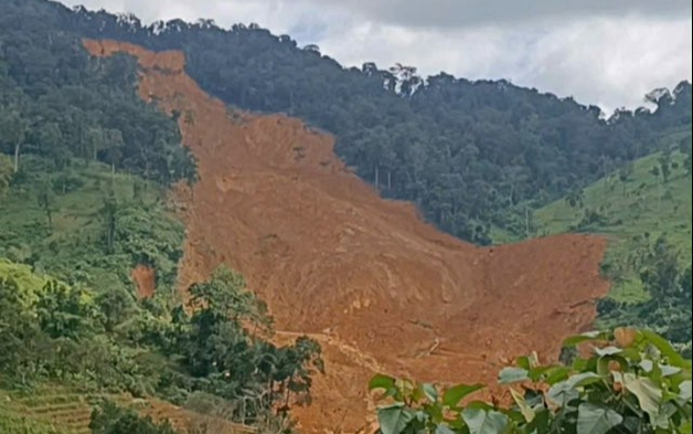 Đà Nẵng: Di dời 665 người dân sau khi quả đồi bất ngờ sạt lở, nghi vùi lấp 3 người