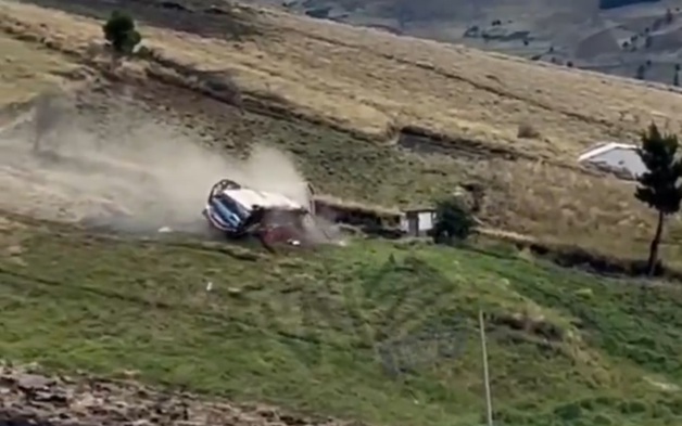 Khoảnh khắc xe buýt lăn xuống vực khiến 14 người tử vong thương tâm