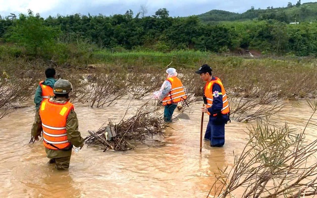Lực lượng chức năng dầm mình tìm kiếm tài xế xe container bị lũ cuốn trôi