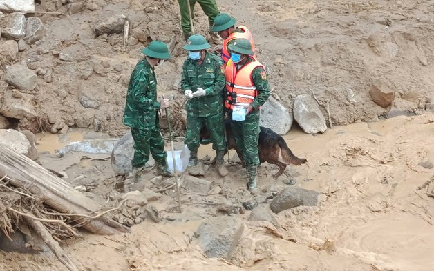 Đà Nẵng: Phát hiện thi thể nạn nhân đầu tiên sau sạt lở, công tác tìm kiếm đầy rủi ro