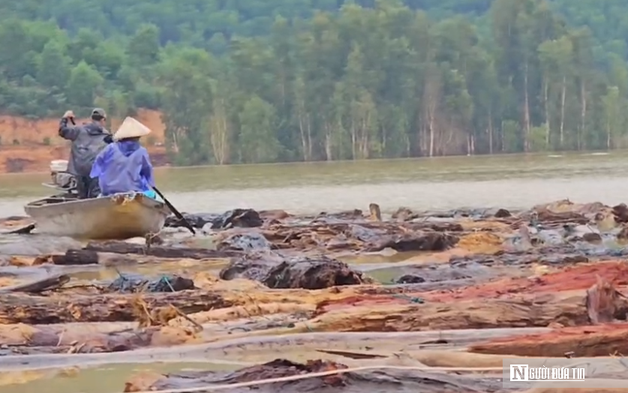 VIDEO: “Mót” củi giữa lòng hồ thủy điện sau lũ
