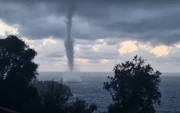 Vòi rồng khổng lồ xuất hiện trên biển khiến người dân sốc nặng