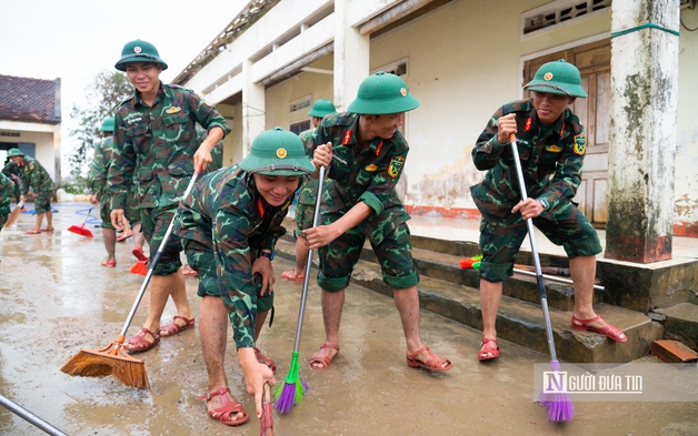 Gia Lai: Dọn dẹp trường học sau lũ, sớm đón học sinh đi học trở lại