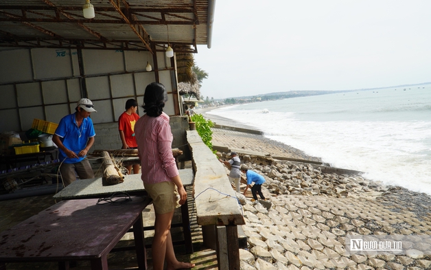Lâm Đồng: Kè biển sạt lở, hàng trăm bao cát được huy động cứu hộ khẩn