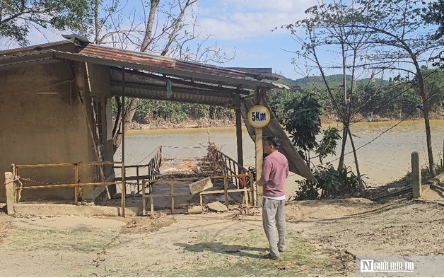 Lũ cuốn trôi cầu phao ở Huế, cuộc sống của hàng trăm hộ dân bị đảo lộn