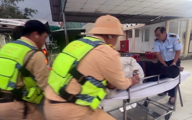 CSGT kịp thời cứu sống hành khách nguy kịch trên xe giường nằm