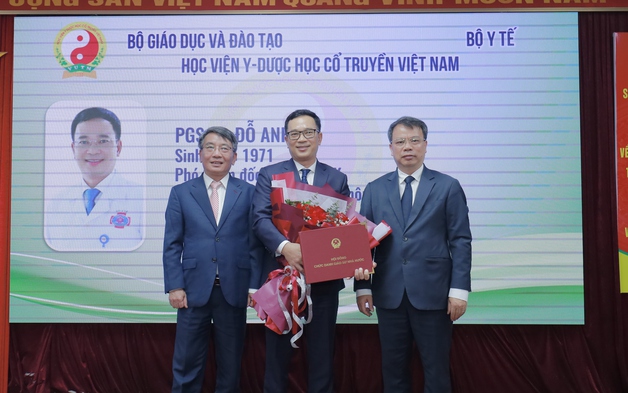 Bổ nhiệm 10 phó giáo sư ngành y năm 2025