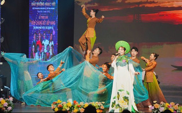 Nữ điều dưỡng chiến thắng Quán quân Đấu Trường Nhạc Việt 2025 ở tuổi ngoài 50