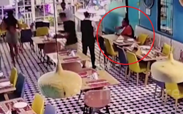 Người đàn ông tử vong khi lao vào cửa kính của nhà hàng