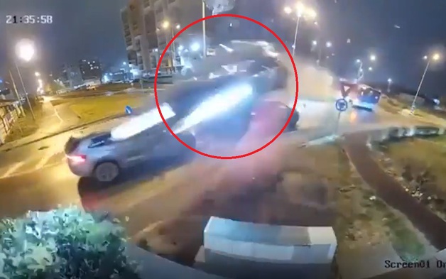 Mercedes đâm vào bùng binh rồi bay lên trời như phim hành động